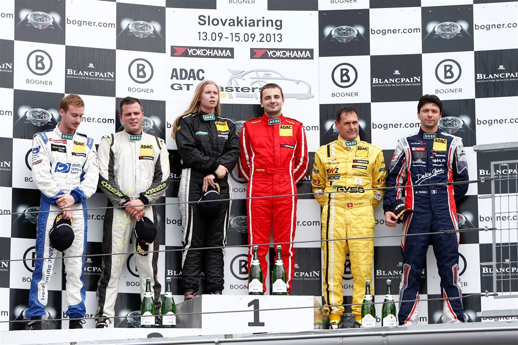 Christina Nielsen øverst på podiet som vinder i Gentlemen Trophy klassen
(Foto: ADAC Motorsport)